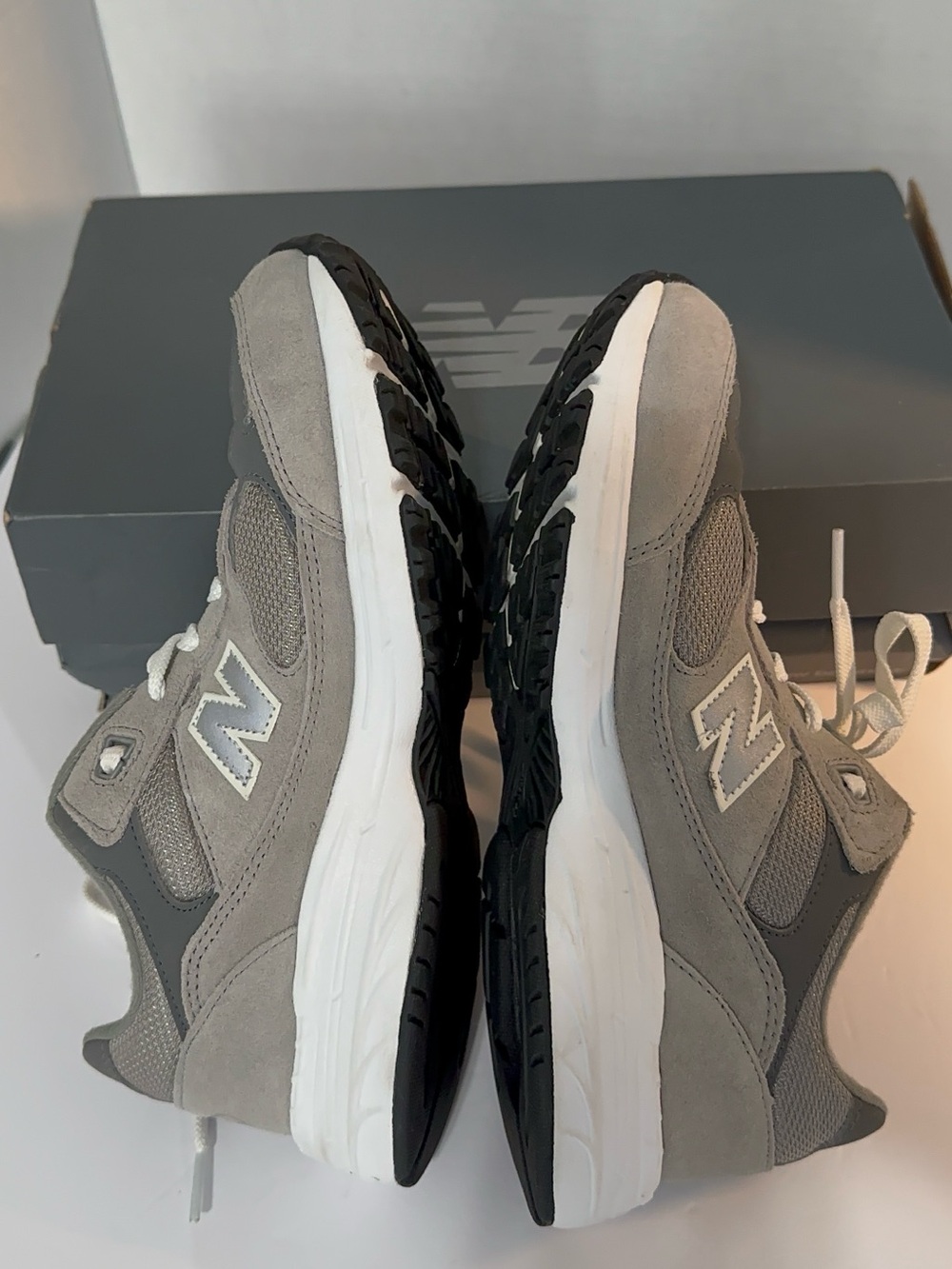 New Balance Men’s Grey Suede & Mesh Runner